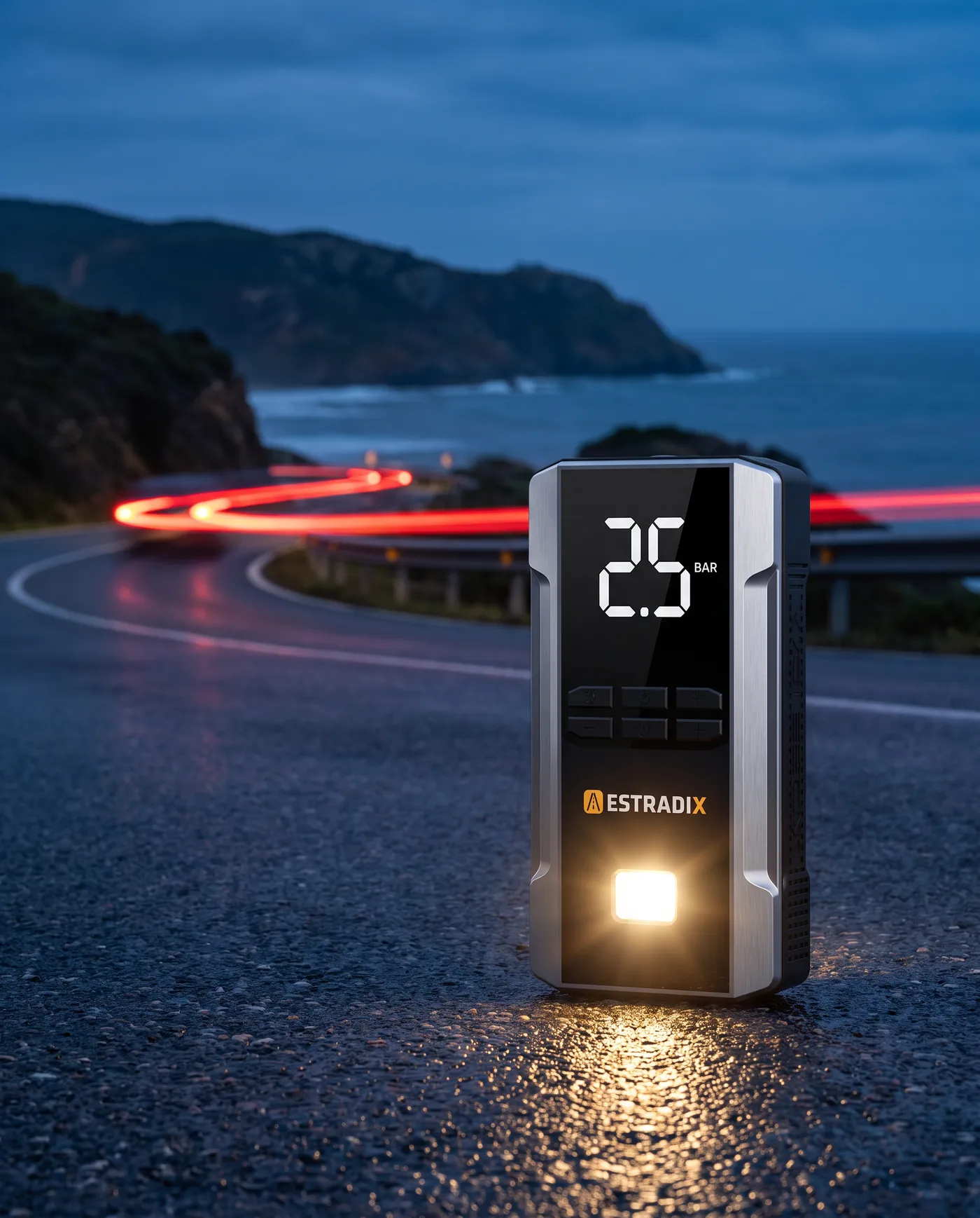 Arrancador Estradix numa estrada costeira ao anoitecer com a lanterna acesa
